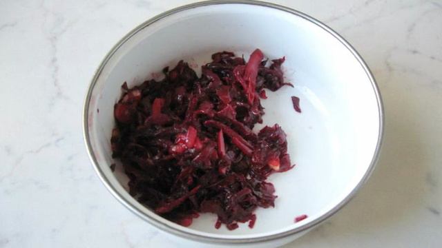 Закуска из картофеля, свеклы и сельди.