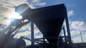 Бункер для песка , щебня . Ленточный питатель .