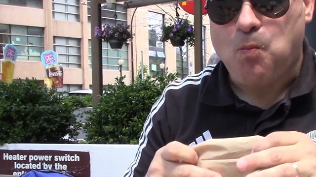 Обзор канадского Mакдональдс и сумасшедшая прохожая в Ванкувере Канада смотреть онлайн