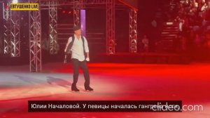 Роман Костомаров впервые вышел на лед перед зрителями. Зал аплодировал стоя