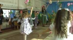 Танец с цветами в детском садике