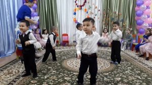 8 марта 2018 г. Танец мальчиков для девочек в детском саду