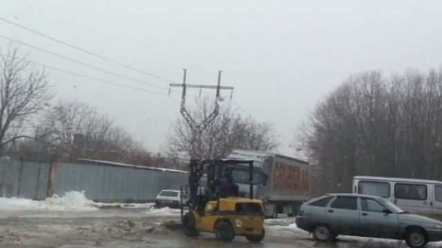 Что делать с вилочным погрузчиком зимой? Конечно же убирать снег и лед! смотреть онлайн