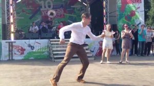 Зажигательный танец фокстрот на джаз фестивале