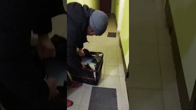 Курьер КСЕ возвращает поврежденный товар (Авито доставка)