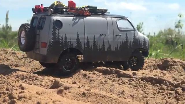 Дешевый МИКРОАВТОБУС GMC 4x4 едет как подготовленный на бездорожье. RC OFFroad