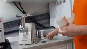 Приготовление фарша с мясорубкой Maunfeld MMG 2000W