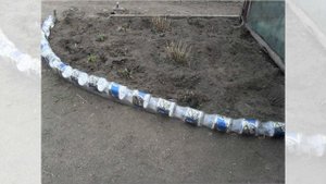Пластиковые бутылки на даче клумбы, бордюры, грядки