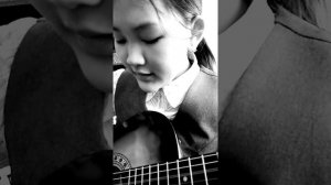 Сыграла на гитаре и спела северный ветер.)