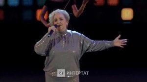 Зөһрә Шәрифуллина “Су буенда учак яна”җырын башкара