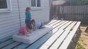 Дети прыгают на матрасе ?