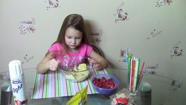 Вкусно Или Нет!!? Кекс в Кружке Малиновый Коктейль и Банановое Печенье смотреть онлайн