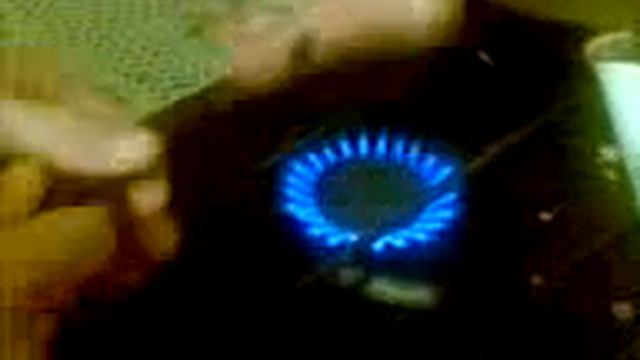 как пожарить сосиску на газовой плите без сковородки xD