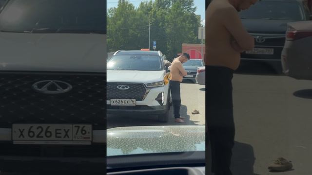 Пьяный таксист напугал прохожих