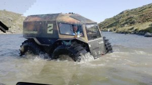 Russian Sherp ATV Stuck in river - Засадили "Шерп" на камень в реке