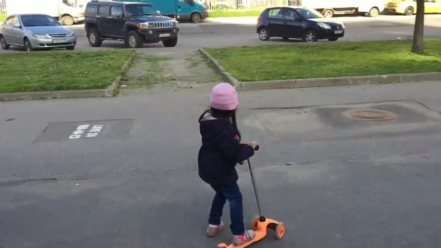 Гелечка катается на самокате смотреть онлайн