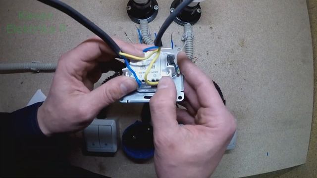 Как подключить  двухклавишный проходной и перекрёстный переключатель с двух и более мест.