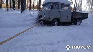 Как вытащить УАЗик из сугроба при помощи лебёдки.