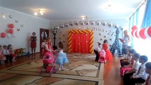 Танец с колясками в детском саду