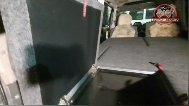 MMC Delica-кирпич с установленным автомобильным спальником. Спальная система с раскладным столом