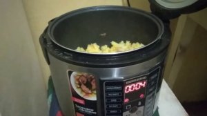 Жарим картошку в мультиварке.