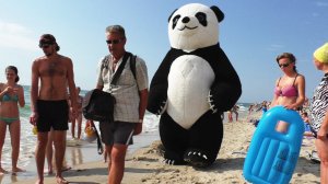 ★ Огромная ПАНДА кунг-фу гуляет на пляже. The big Baby Panda on the beach