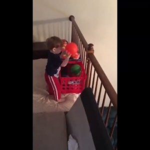 Мальчик бросает мячи в баскетбольную корзину без промаха