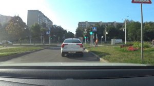 Встречный разъезд во дворе. Встречный разъезд на узкой дороге по общему правилу ПДД.