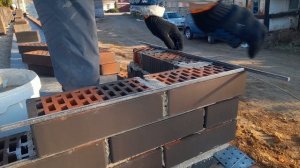 Строительство дома. Завели пилястры, начали класть стены.