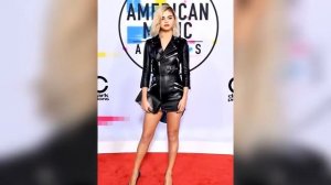 Селена Гомес Теперь Блондинка Selena Gomez Arrives at American Music Awards With Blonde Hair