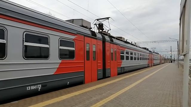 Электропоезд ЭД9Э-0020 отправляется со второго пути станции "Сортировочная". смотреть онлайн