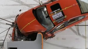 2012 BMW 3 series F30 small overlap IIHS crash test