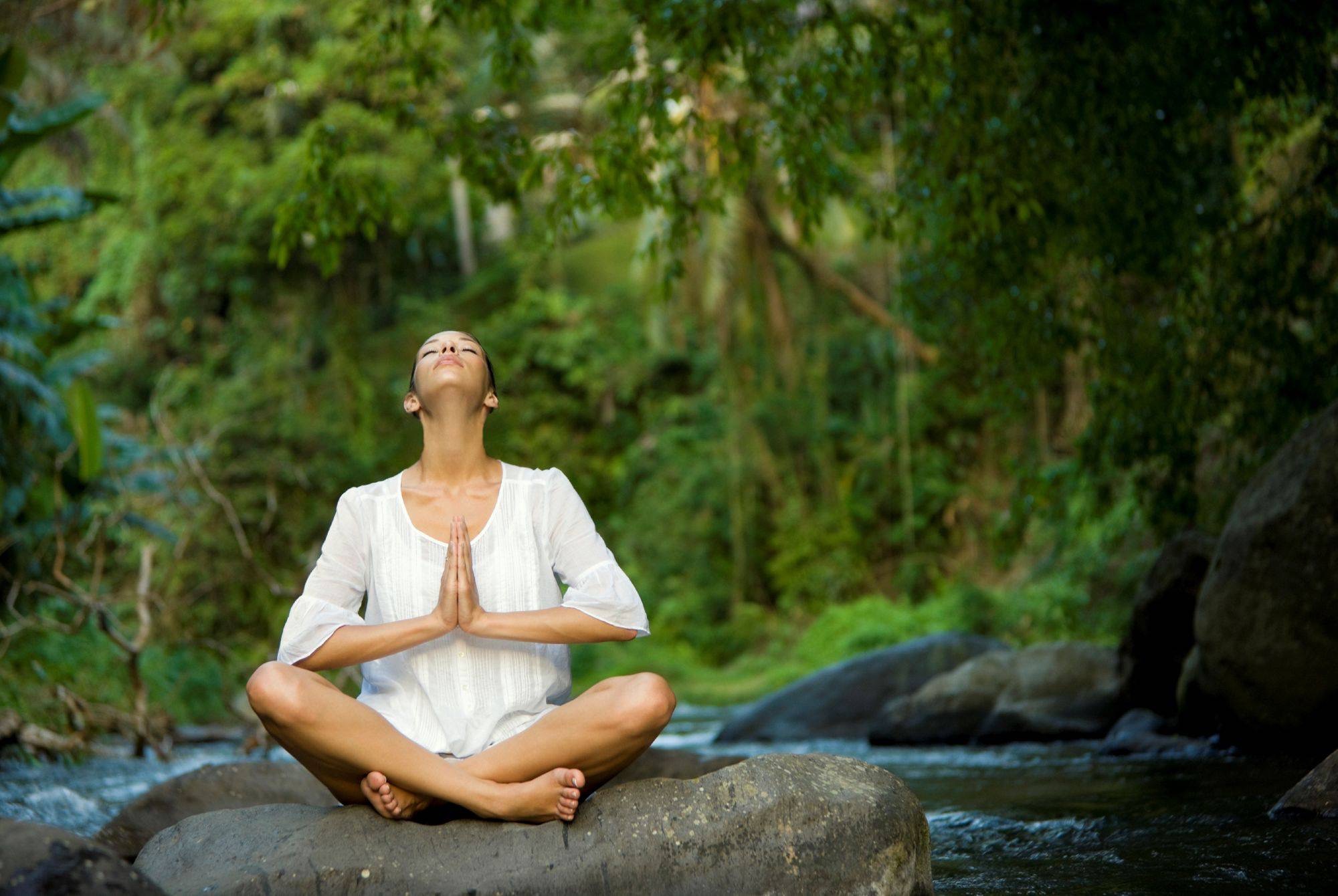 Слушать медитацию привлечения любви. Ананда мадирасана. Meditopia Алена Тихонова. Трегубова Елена Кундалини йога. Девушка медитирует.