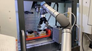 2007 · Кобот UR10e со станком Haas