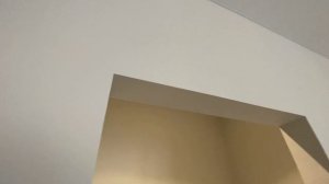 Обзор квартиры с натяжными потолками на обычном примыкании и встраиваемыми трековыми системами.