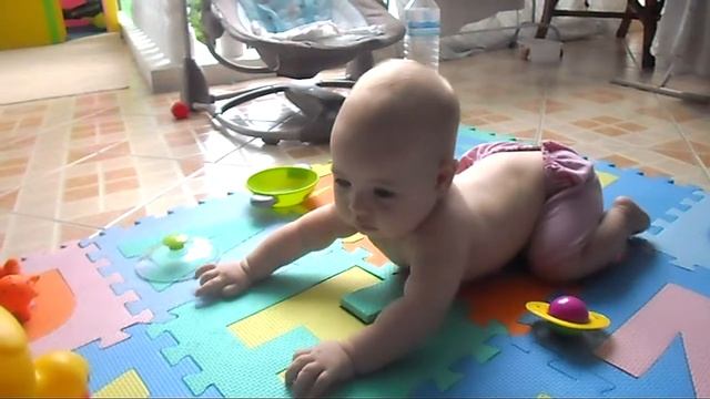Funny Baby tries to crawl | Шмакодявка пытается ползти! смотреть онлайн