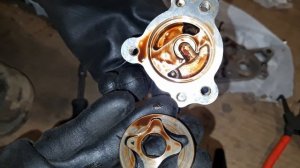 Разбираем и чистим масляный насос раздаточной коробки на Toyota Hilux Surf KZN185 1KZ-TE