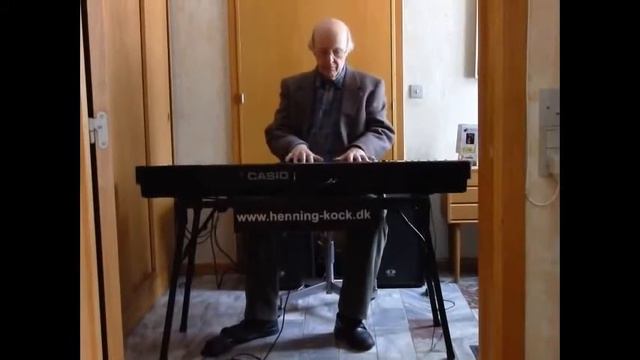 No.4 Casio Privia PX-350 - in piano mode - played by Henning Kock - Slowfox Jazz Medley смотреть онлайн