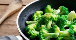 как пожарить БРОККОЛИ на сковороде — просто и вкусно? Лучший рецепт!