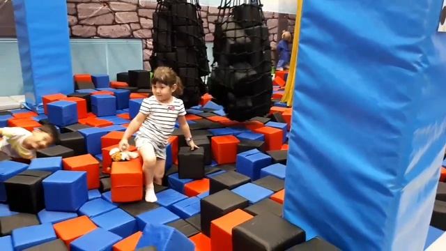 Детская площадка в Парк Хаусе.Много шариков,батут,бассейн с огромными кубиками смотреть онлайн