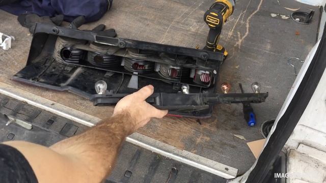 SPRINTER TAIL LIGHT BULB REPLACEMENT (how to) смотреть онлайн