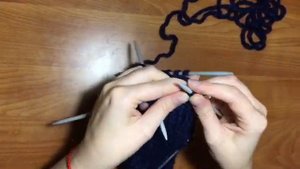 Варежки спицами из толстой пряжи. Очень легко и просто вяжутся.