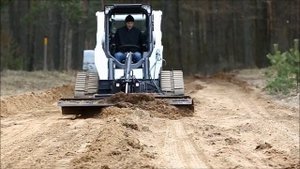 Гусеничный погрузчик Bobcat с бульдозерным отвалом