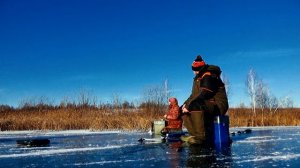 По тонкому льду, опасная рыбалка, первый лед на озере.