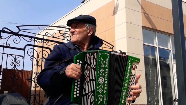 "Катюша" на гармони. Уличный музыкант. смотреть онлайн