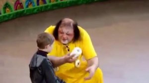 Клоун показывает фокус.