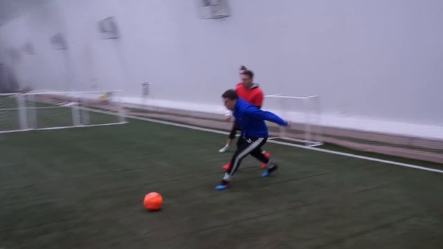 КТО ЛУЧШЕ ИГРАЕТ В ФУТБОЛ, ПОЛУЧИТ 10 ТЫСЯЧ РУБЛЕЙ! смотреть онлайн