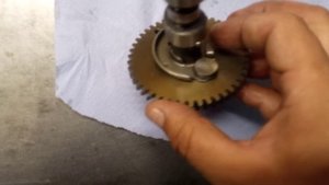 Как выглядит декомпрессор на лодочном моторе?