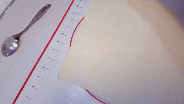 Пирожки с яблоками из слоеного теста в духовке. Мягкие, хрустящие, тающие во рту.