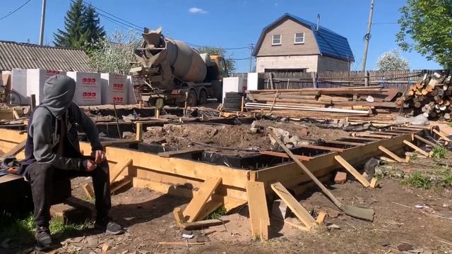 ЗАЛИЛИ ФУНДАМЕНТ 10Х9.5! БЫЛО НЕЛЕГКО - СТРОИМ ДОМ СВОИМИ РУКАМИ ЗА 1.000.000 смотреть онлайн